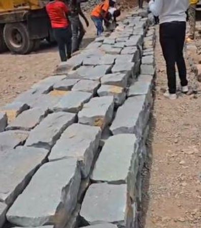 BUSHSTONES[FOUNDATIONSTONES]FEET